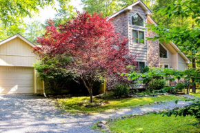 Beautiful Lake Naomi Retreat - Walk to the Beach! Pocono Pines